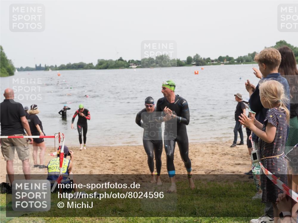 21.06.2025 - 27. Vierlanden-Triathlon MichiJ http://msf.ph/oto/8024596 15.06.2026 10:55:33 Schwimmen 639, 656, 736, 740 meine-sportfotos.de