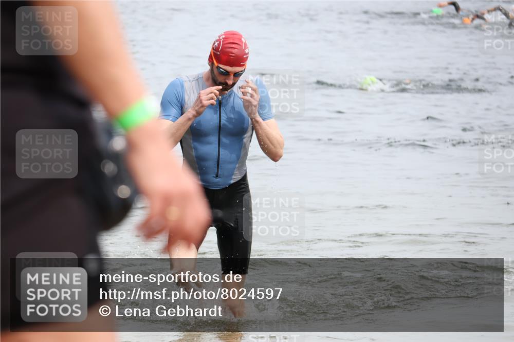 15.06.2025 - 27. Vierlanden-Triathlon Lena Gebhardt http://msf.ph/oto/8024597 15.06.2025 10:55:51 Schwimmen 683, 712 meine-sportfotos.de