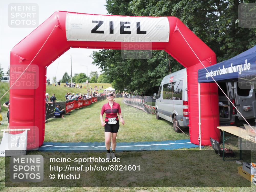 21.06.2025 - 27. Vierlanden-Triathlon MichiJ http://msf.ph/oto/8024601 15.06.2026 11:52:32 Ziel 556 meine-sportfotos.de