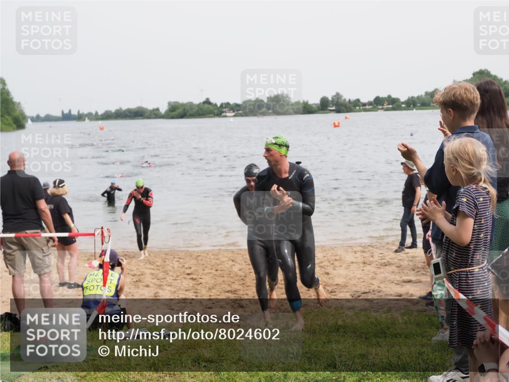 21.06.2025 - 27. Vierlanden-Triathlon MichiJ http://msf.ph/oto/8024602 15.06.2026 10:55:33 Schwimmen 639, 656, 736, 740 meine-sportfotos.de