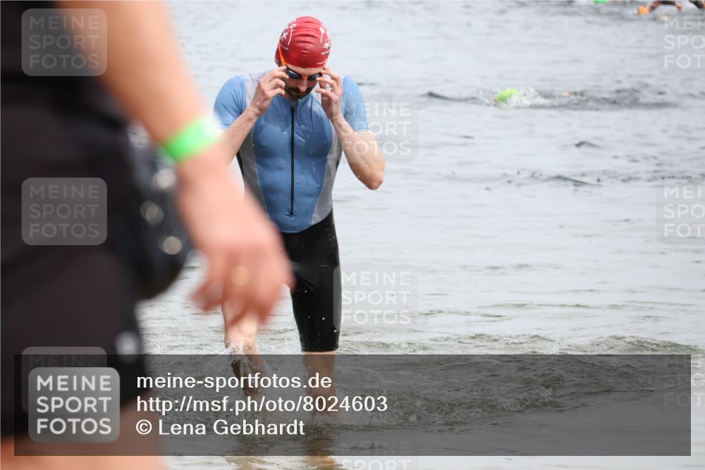 15.06.2025 - 27. Vierlanden-Triathlon Lena Gebhardt http://msf.ph/oto/8024603 15.06.2025 10:55:51 Schwimmen 683, 712 meine-sportfotos.de