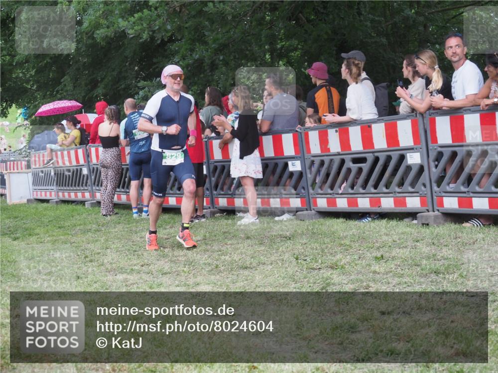 21.06.2025 - 27. Vierlanden-Triathlon KatJ http://msf.ph/oto/8024604 15.06.2025 13:27:00 Ziel 829, 1049, 1051, 1052 meine-sportfotos.de