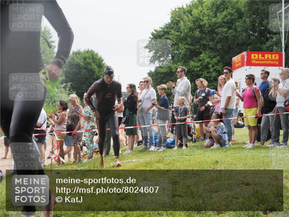 15.06.2025 - 27. Vierlanden-Triathlon KatJ http://msf.ph/oto/8024607 15.06.2025 10:57:58 Schwimmen 647, 686, 705, 738, 774 meine-sportfotos.de