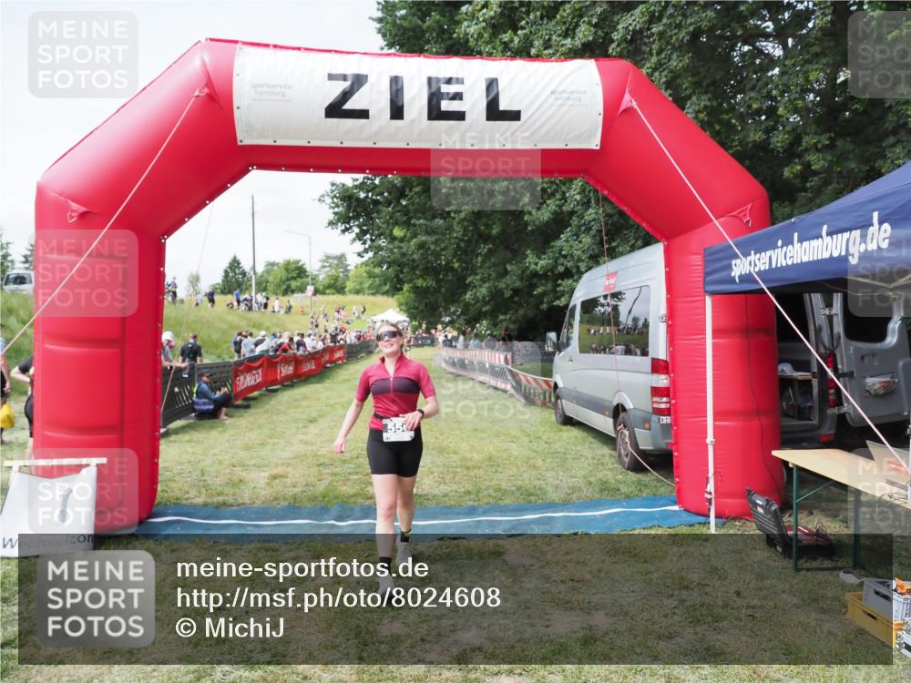 21.06.2025 - 27. Vierlanden-Triathlon MichiJ http://msf.ph/oto/8024608 15.06.2026 11:52:32 Ziel 556 meine-sportfotos.de