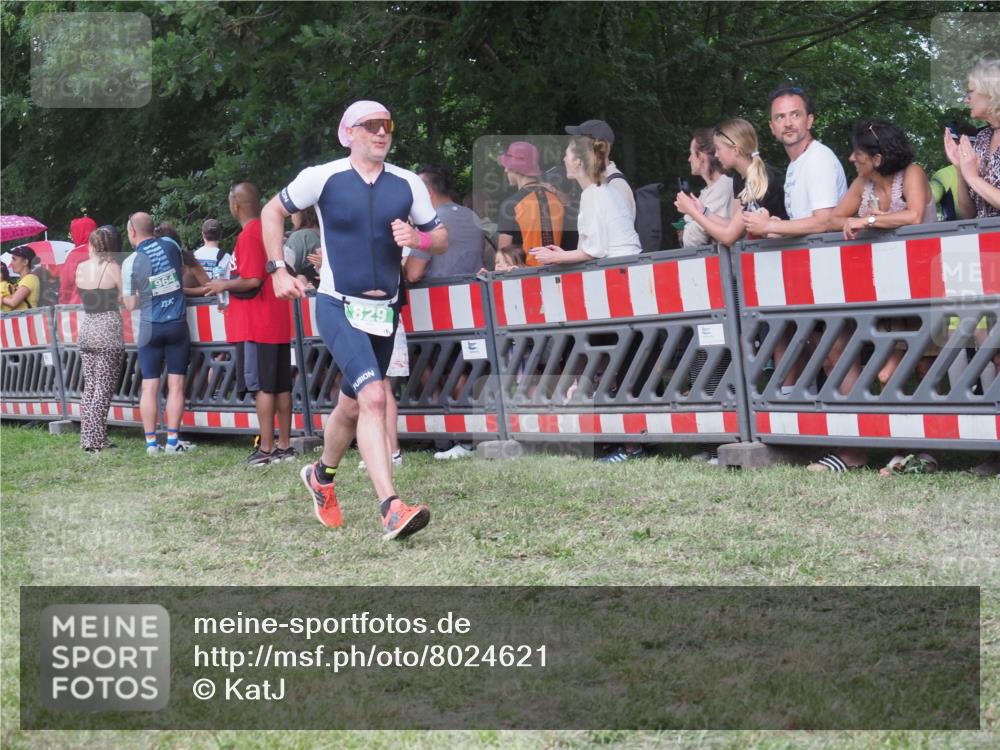 21.06.2025 - 27. Vierlanden-Triathlon KatJ http://msf.ph/oto/8024621 15.06.2025 13:27:01 Ziel 829, 1049, 1051, 1052 meine-sportfotos.de