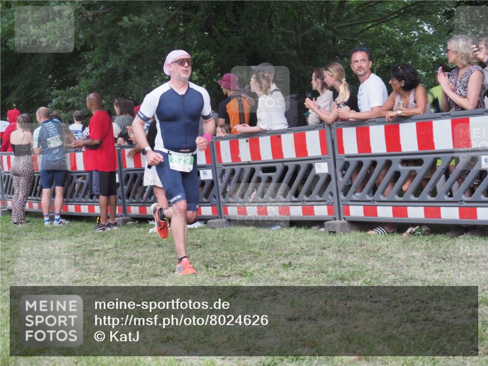 21.06.2025 - 27. Vierlanden-Triathlon KatJ http://msf.ph/oto/8024626 15.06.2025 13:27:01 Ziel 829, 1049, 1051, 1052 meine-sportfotos.de