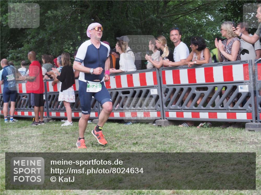 21.06.2025 - 27. Vierlanden-Triathlon KatJ http://msf.ph/oto/8024634 15.06.2025 13:27:01 Ziel 829, 1049, 1051, 1052 meine-sportfotos.de