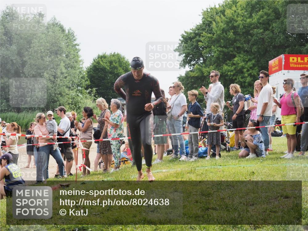 15.06.2025 - 27. Vierlanden-Triathlon KatJ http://msf.ph/oto/8024638 15.06.2025 10:57:59 Schwimmen 647, 686, 705, 738, 774 meine-sportfotos.de