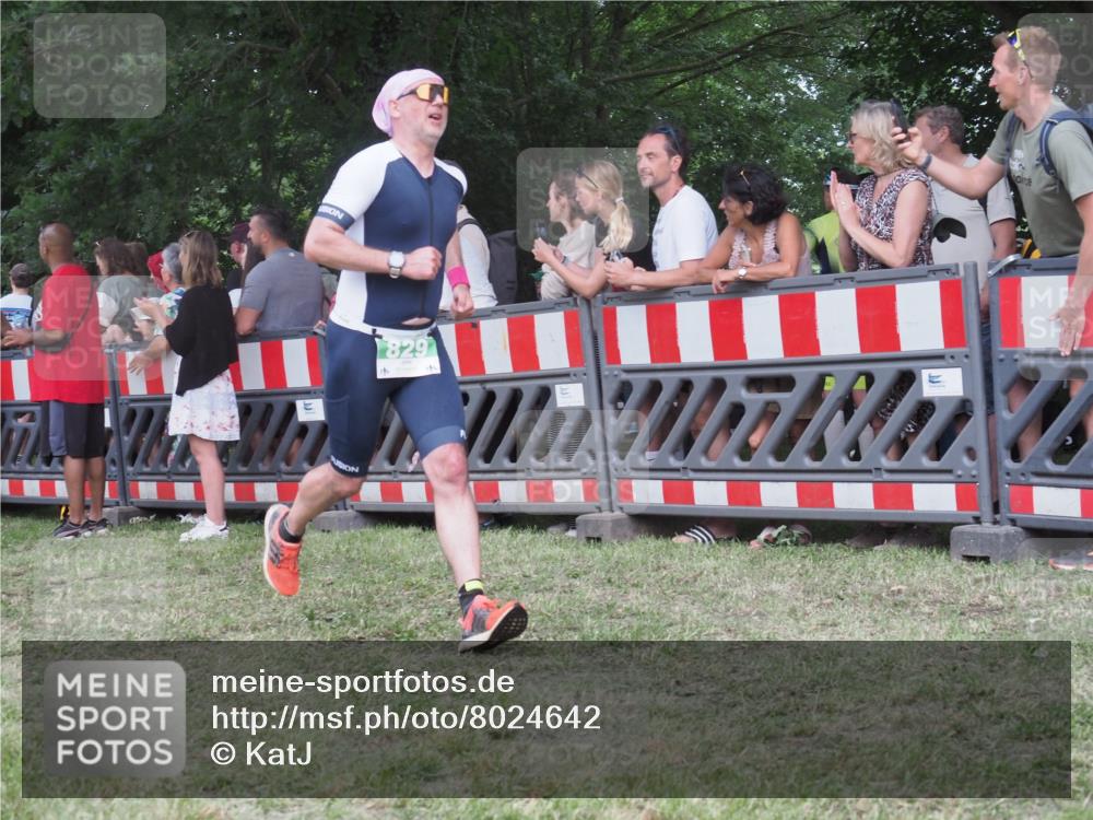 21.06.2025 - 27. Vierlanden-Triathlon KatJ http://msf.ph/oto/8024642 15.06.2025 13:27:01 Ziel 829, 1049, 1051, 1052 meine-sportfotos.de