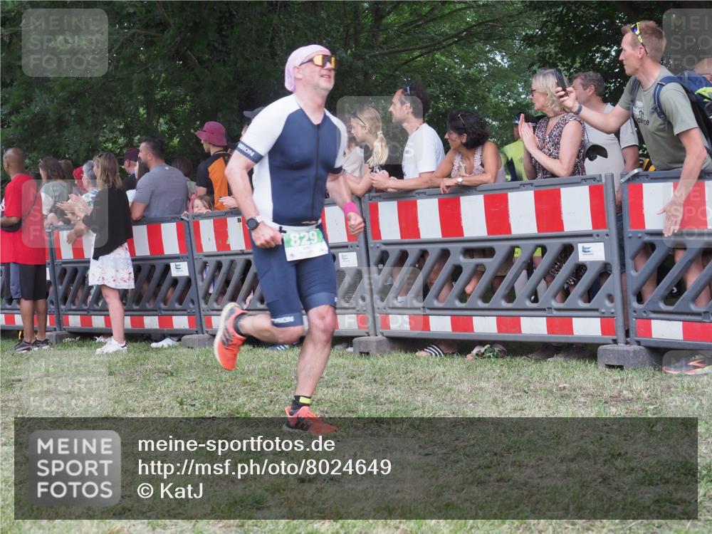 21.06.2025 - 27. Vierlanden-Triathlon KatJ http://msf.ph/oto/8024649 15.06.2025 13:27:01 Ziel 829, 1049, 1051, 1052 meine-sportfotos.de