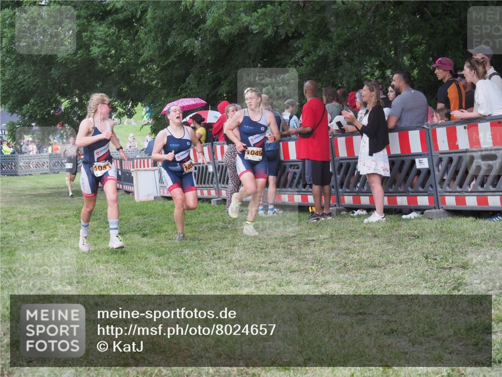 21.06.2025 - 27. Vierlanden-Triathlon KatJ http://msf.ph/oto/8024657 15.06.2025 13:27:02 Ziel 829, 1049, 1051, 1052 meine-sportfotos.de