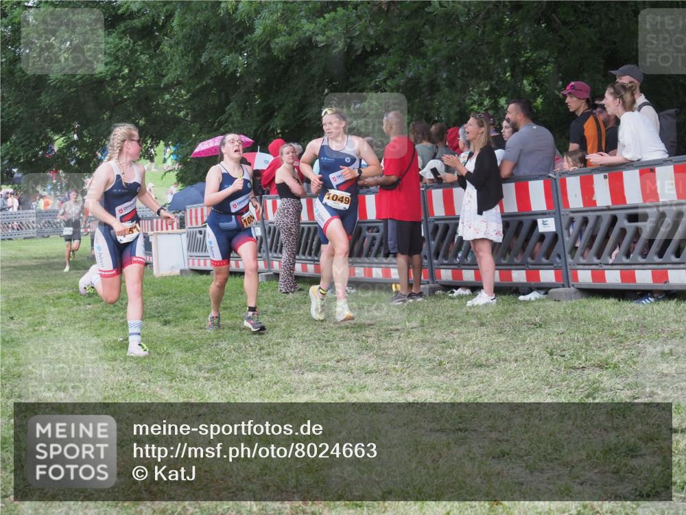 21.06.2025 - 27. Vierlanden-Triathlon KatJ http://msf.ph/oto/8024663 15.06.2025 13:27:03 Ziel 1049, 1051, 1052 meine-sportfotos.de