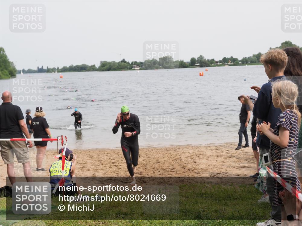 21.06.2025 - 27. Vierlanden-Triathlon MichiJ http://msf.ph/oto/8024669 15.06.2026 10:55:36 Schwimmen 639, 656, 712, 736 meine-sportfotos.de