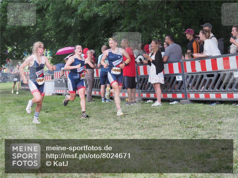 21.06.2025 - 27. Vierlanden-Triathlon KatJ http://msf.ph/oto/8024671 15.06.2025 13:27:03 Ziel 1049, 1051, 1052 meine-sportfotos.de