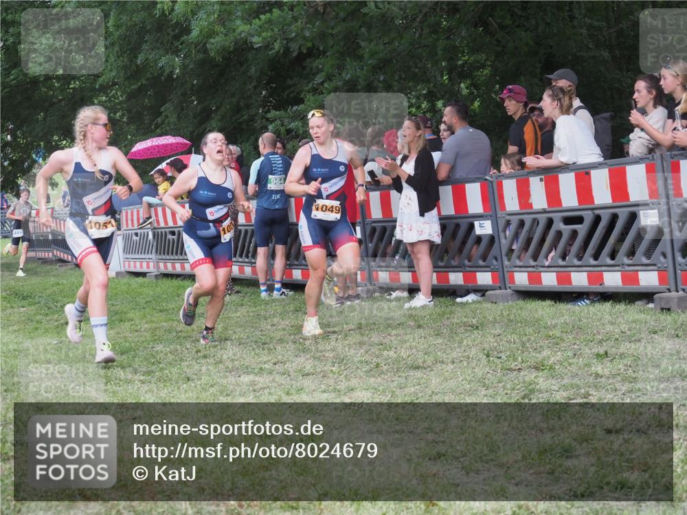 21.06.2025 - 27. Vierlanden-Triathlon KatJ http://msf.ph/oto/8024679 15.06.2025 13:27:03 Ziel 1049, 1051, 1052 meine-sportfotos.de