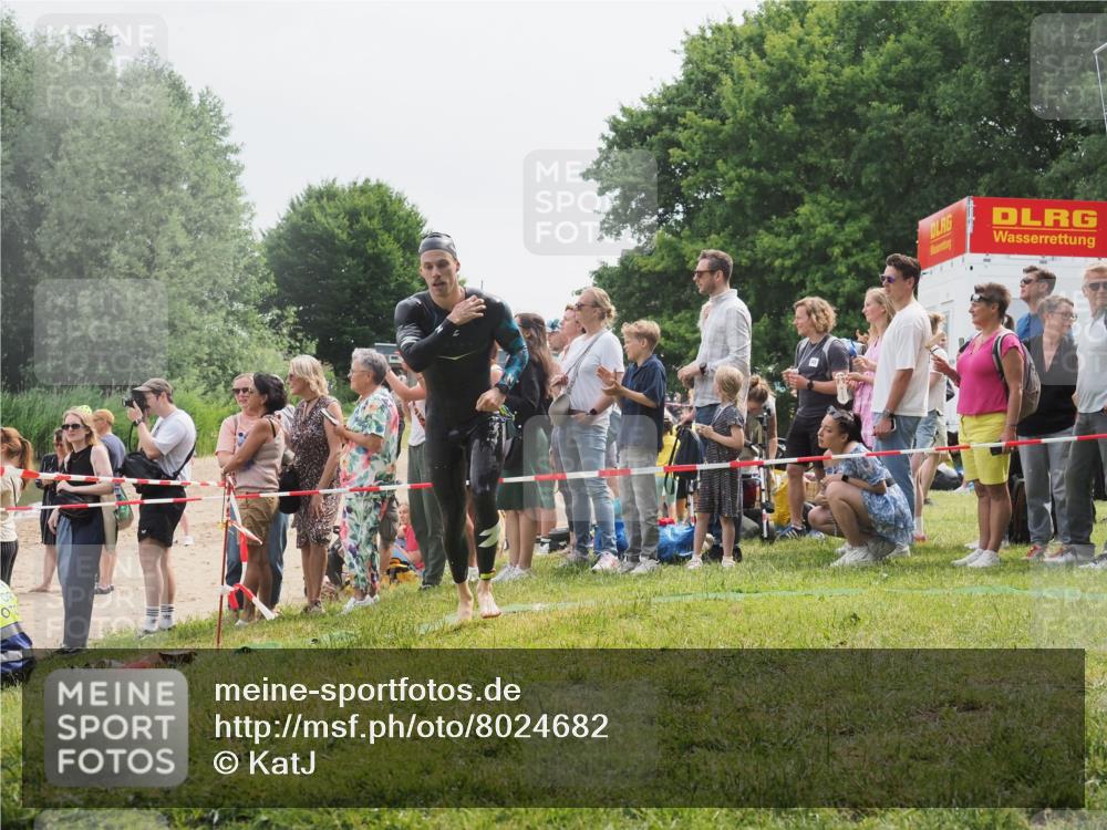 15.06.2025 - 27. Vierlanden-Triathlon KatJ http://msf.ph/oto/8024682 15.06.2025 10:58:03 Schwimmen 640, 647, 705, 738 meine-sportfotos.de