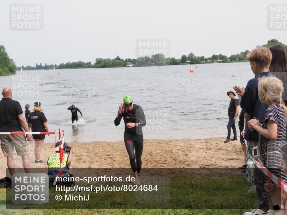 21.06.2025 - 27. Vierlanden-Triathlon MichiJ http://msf.ph/oto/8024684 15.06.2026 10:55:37 Schwimmen 639, 656, 712, 736 meine-sportfotos.de