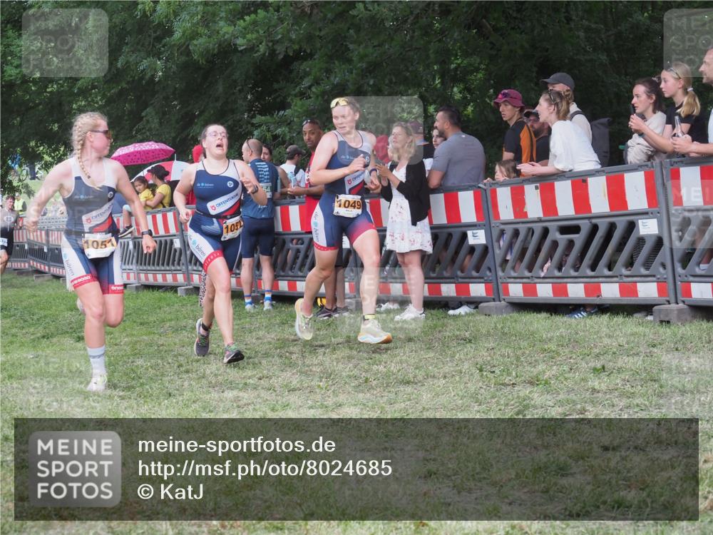 21.06.2025 - 27. Vierlanden-Triathlon KatJ http://msf.ph/oto/8024685 15.06.2025 13:27:03 Ziel 1049, 1051, 1052 meine-sportfotos.de
