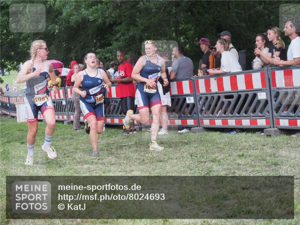 21.06.2025 - 27. Vierlanden-Triathlon KatJ http://msf.ph/oto/8024693 15.06.2025 13:27:03 Ziel 1049, 1051, 1052 meine-sportfotos.de