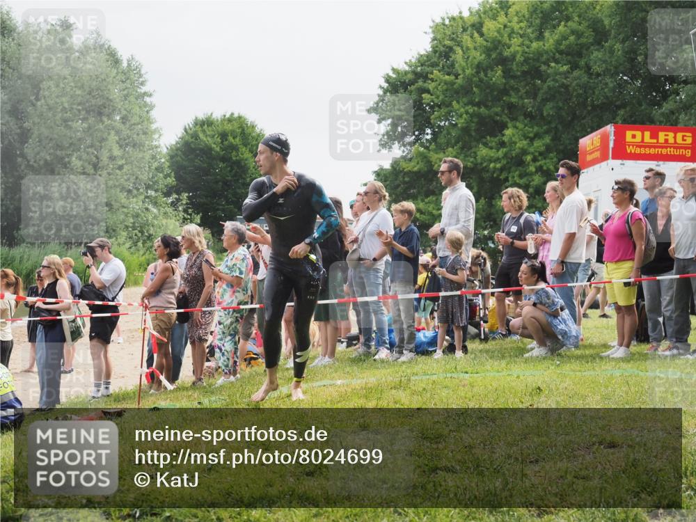 15.06.2025 - 27. Vierlanden-Triathlon KatJ http://msf.ph/oto/8024699 15.06.2025 10:58:04 Schwimmen 640, 647, 705, 738 meine-sportfotos.de