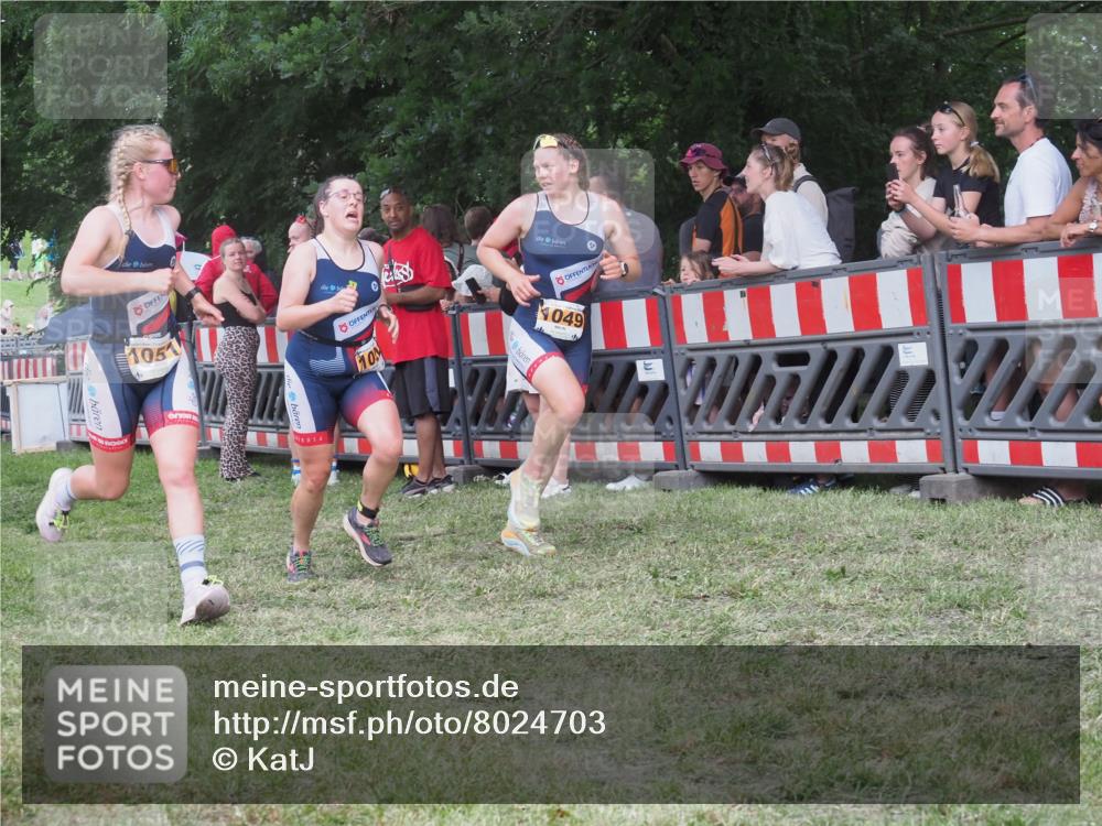 21.06.2025 - 27. Vierlanden-Triathlon KatJ http://msf.ph/oto/8024703 15.06.2025 13:27:03 Ziel 1049, 1051, 1052 meine-sportfotos.de