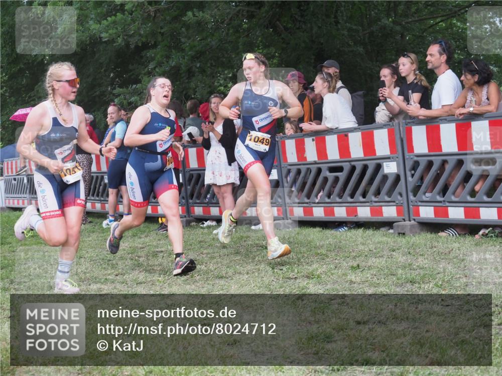 21.06.2025 - 27. Vierlanden-Triathlon KatJ http://msf.ph/oto/8024712 15.06.2025 13:27:03 Ziel 1049, 1051, 1052 meine-sportfotos.de