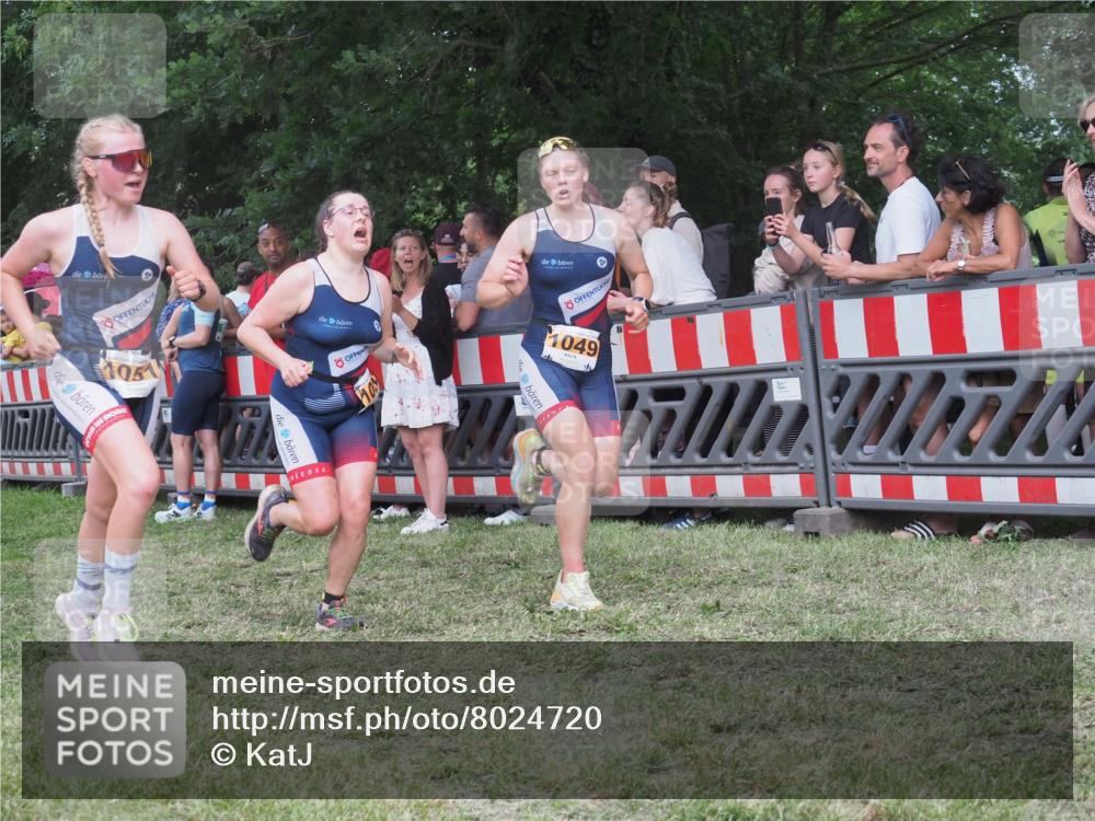 21.06.2025 - 27. Vierlanden-Triathlon KatJ http://msf.ph/oto/8024720 15.06.2025 13:27:03 Ziel 1049, 1051, 1052 meine-sportfotos.de
