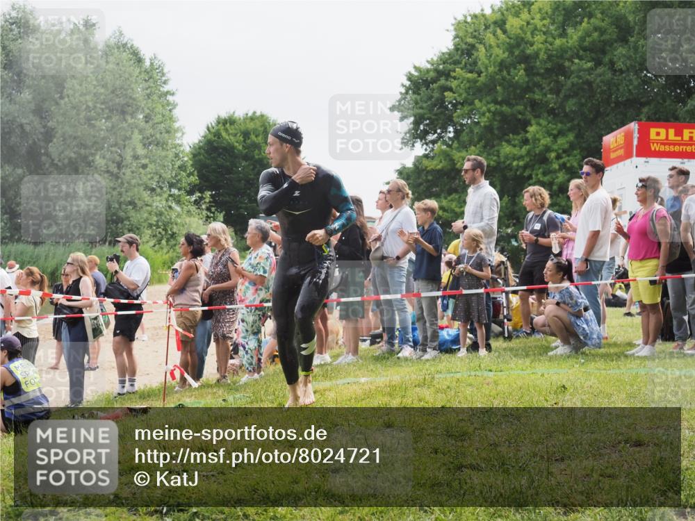 15.06.2025 - 27. Vierlanden-Triathlon KatJ http://msf.ph/oto/8024721 15.06.2025 10:58:04 Schwimmen 640, 647, 705, 738 meine-sportfotos.de
