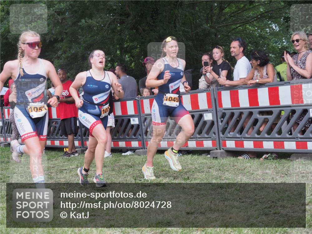 21.06.2025 - 27. Vierlanden-Triathlon KatJ http://msf.ph/oto/8024728 15.06.2025 13:27:04 Ziel 1049, 1051, 1052 meine-sportfotos.de