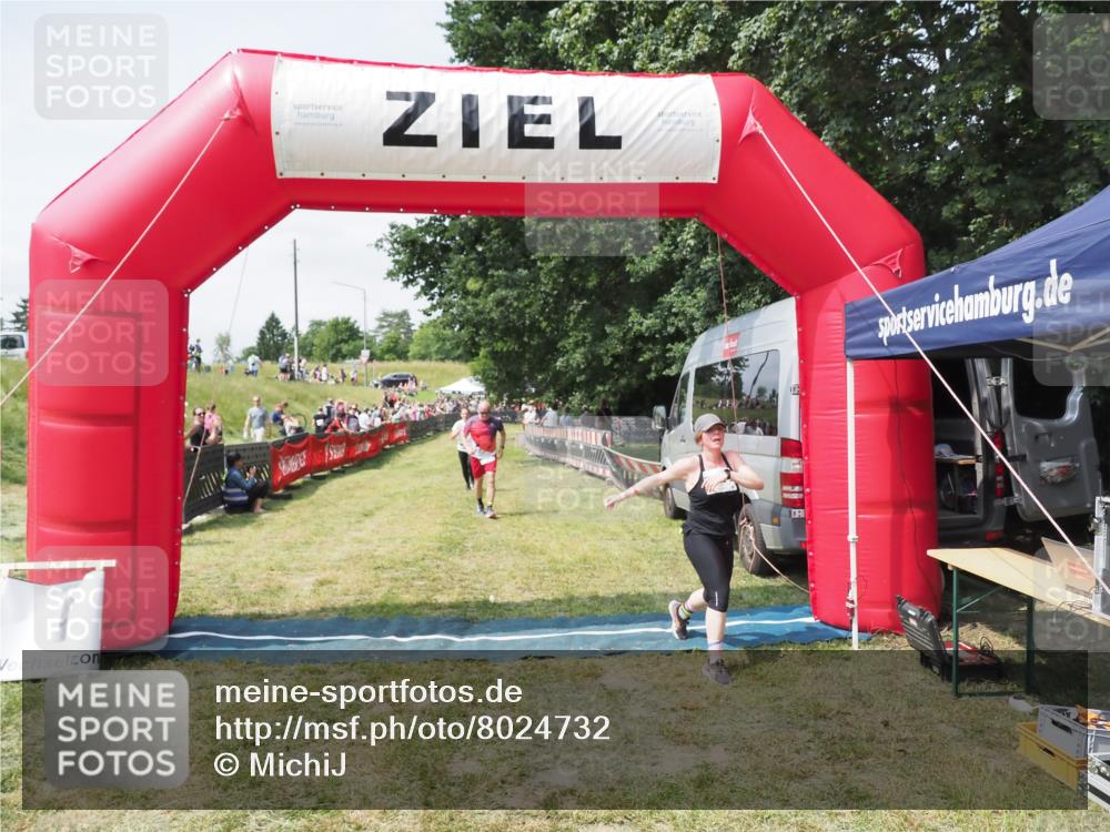 21.06.2025 - 27. Vierlanden-Triathlon MichiJ http://msf.ph/oto/8024732 15.06.2026 11:52:51 Ziel 459, 593, 616 meine-sportfotos.de