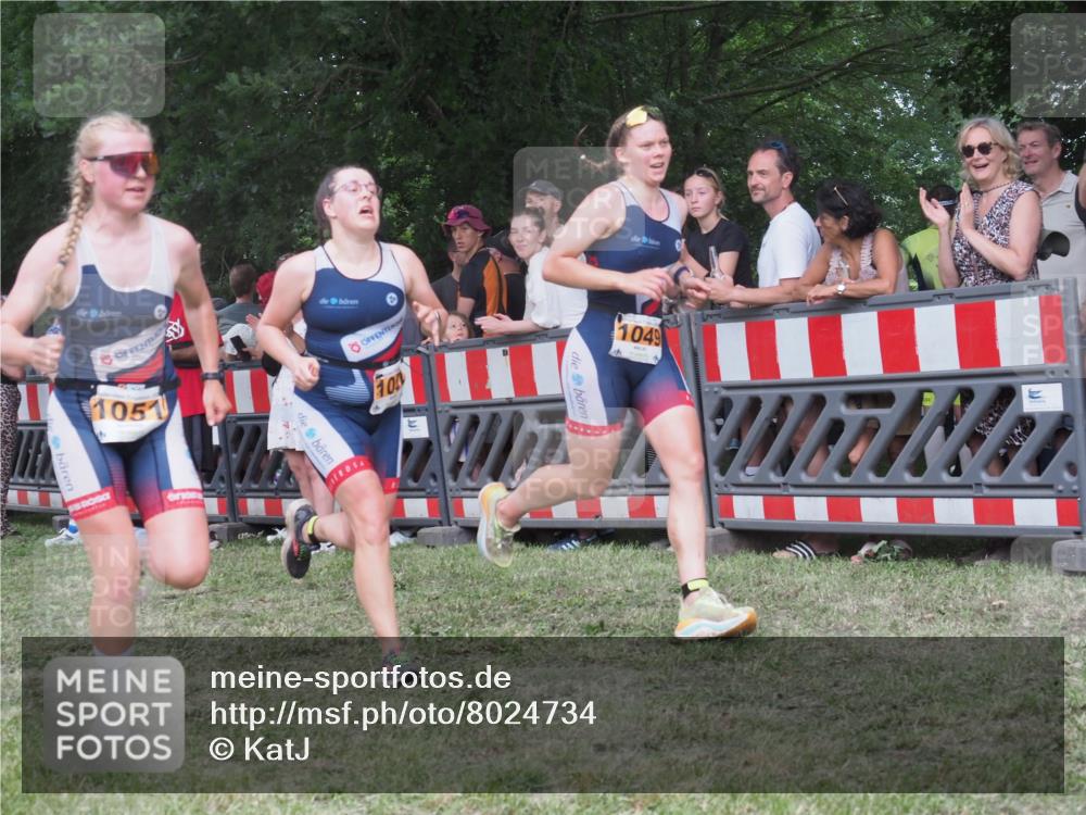 21.06.2025 - 27. Vierlanden-Triathlon KatJ http://msf.ph/oto/8024734 15.06.2025 13:27:04 Ziel 1049, 1051, 1052 meine-sportfotos.de