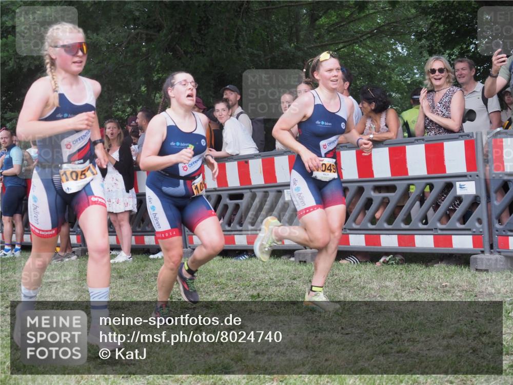 21.06.2025 - 27. Vierlanden-Triathlon KatJ http://msf.ph/oto/8024740 15.06.2025 13:27:04 Ziel 1049, 1051, 1052 meine-sportfotos.de