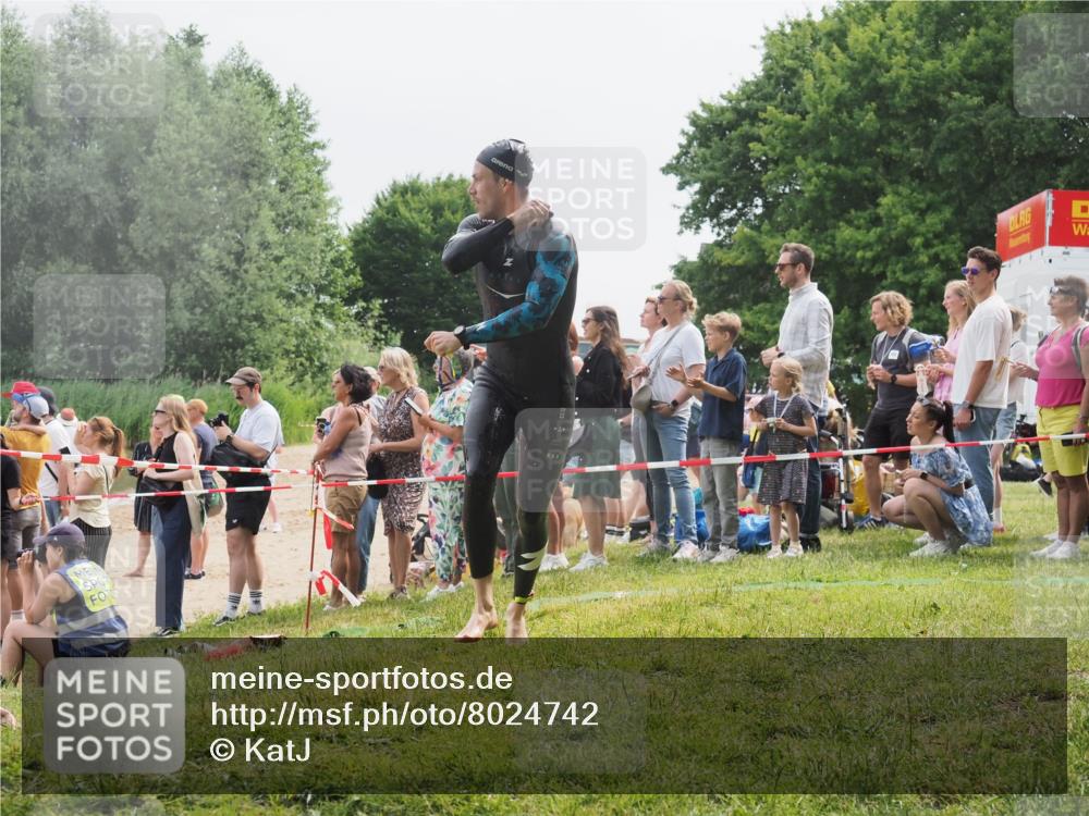 15.06.2025 - 27. Vierlanden-Triathlon KatJ http://msf.ph/oto/8024742 15.06.2025 10:58:04 Schwimmen 640, 647, 705, 738 meine-sportfotos.de