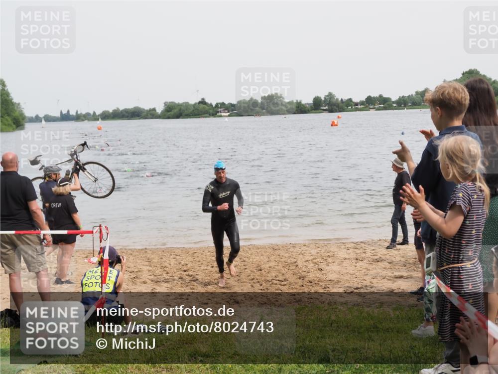 21.06.2025 - 27. Vierlanden-Triathlon MichiJ http://msf.ph/oto/8024743 15.06.2026 10:55:42 Schwimmen 712, 736 meine-sportfotos.de