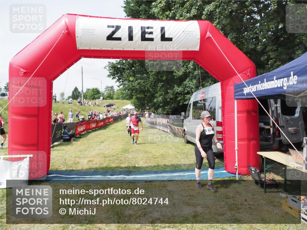 21.06.2025 - 27. Vierlanden-Triathlon MichiJ http://msf.ph/oto/8024744 15.06.2026 11:52:51 Ziel 459, 593, 616 meine-sportfotos.de