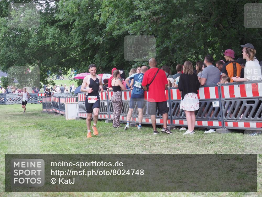 21.06.2025 - 27. Vierlanden-Triathlon KatJ http://msf.ph/oto/8024748 15.06.2025 13:27:20 Ziel 97, 114, 762, 951 meine-sportfotos.de