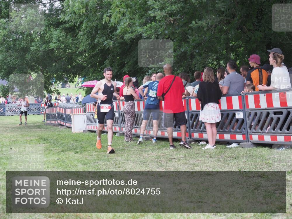 21.06.2025 - 27. Vierlanden-Triathlon KatJ http://msf.ph/oto/8024755 15.06.2025 13:27:20 Ziel 97, 114, 762, 951 meine-sportfotos.de