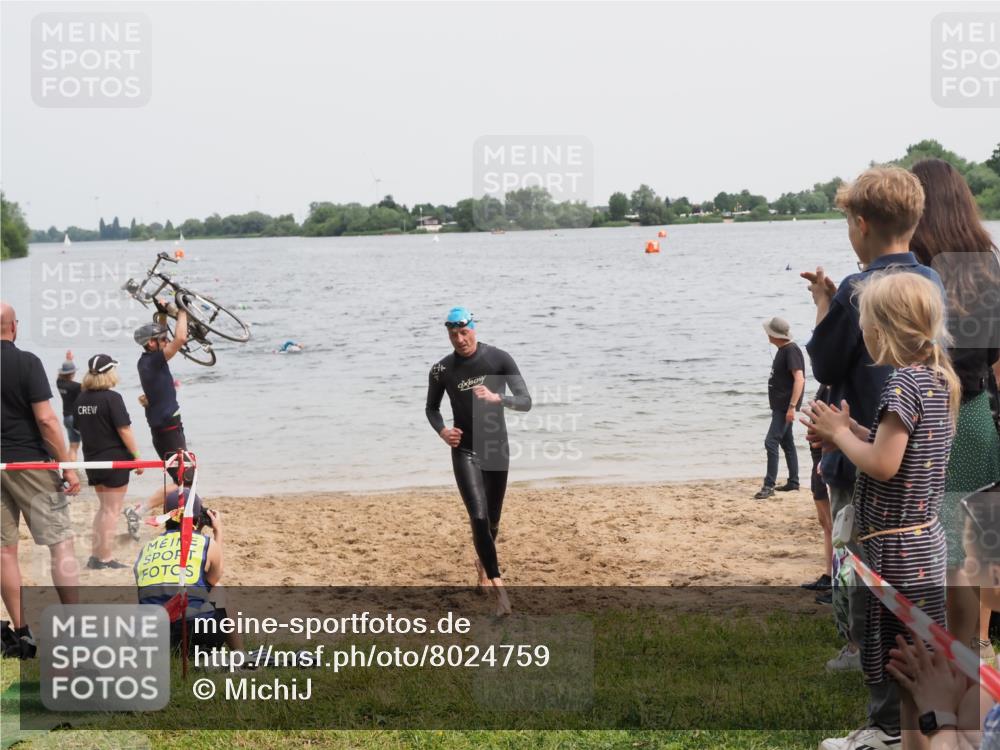 21.06.2025 - 27. Vierlanden-Triathlon MichiJ http://msf.ph/oto/8024759 15.06.2026 10:55:43 Schwimmen 712, 736 meine-sportfotos.de