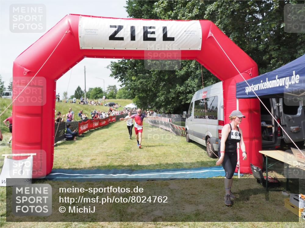 21.06.2025 - 27. Vierlanden-Triathlon MichiJ http://msf.ph/oto/8024762 15.06.2026 11:52:52 Ziel 459, 593, 616 meine-sportfotos.de