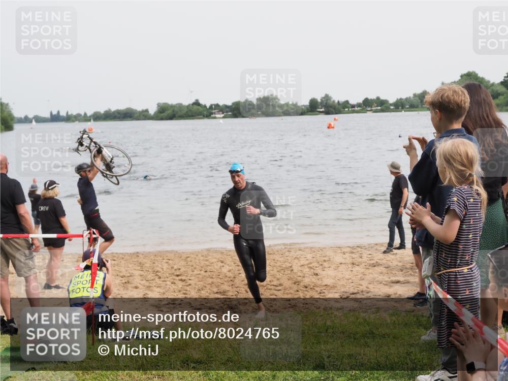21.06.2025 - 27. Vierlanden-Triathlon MichiJ http://msf.ph/oto/8024765 15.06.2026 10:55:43 Schwimmen 712, 736 meine-sportfotos.de