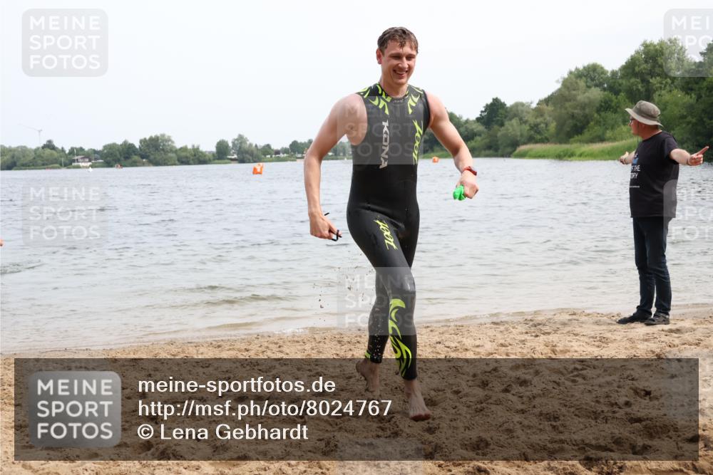 15.06.2025 - 27. Vierlanden-Triathlon Lena Gebhardt http://msf.ph/oto/8024767 15.06.2025 10:56:12 Schwimmen 702, 716, 730, 733 meine-sportfotos.de