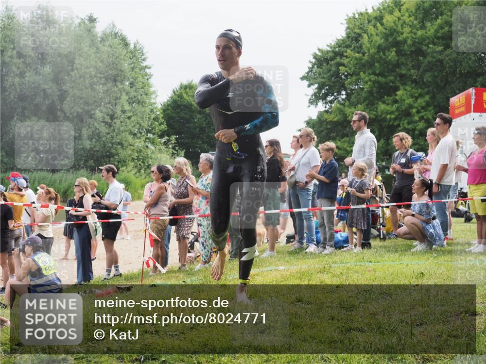 15.06.2025 - 27. Vierlanden-Triathlon KatJ http://msf.ph/oto/8024771 15.06.2025 10:58:05 Schwimmen 640, 647, 705, 738 meine-sportfotos.de