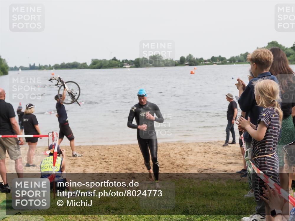21.06.2025 - 27. Vierlanden-Triathlon MichiJ http://msf.ph/oto/8024773 15.06.2026 10:55:43 Schwimmen 712, 736 meine-sportfotos.de
