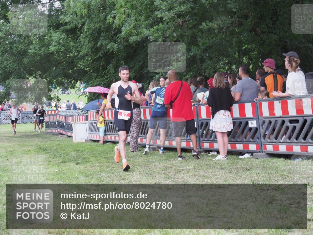 21.06.2025 - 27. Vierlanden-Triathlon KatJ http://msf.ph/oto/8024780 15.06.2025 13:27:21 Ziel 97, 114, 762, 951 meine-sportfotos.de