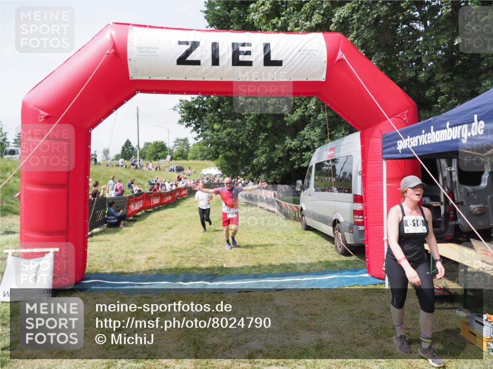 21.06.2025 - 27. Vierlanden-Triathlon MichiJ http://msf.ph/oto/8024790 15.06.2026 11:52:53 Ziel 459, 593, 616 meine-sportfotos.de