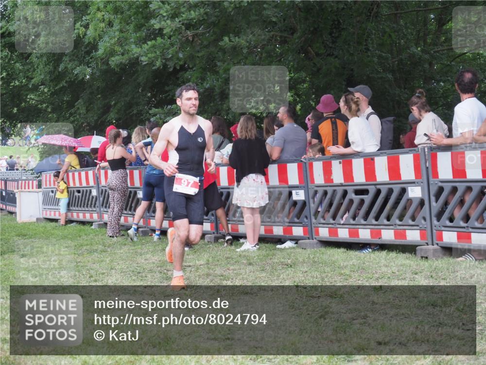21.06.2025 - 27. Vierlanden-Triathlon KatJ http://msf.ph/oto/8024794 15.06.2025 13:27:21 Ziel 97, 114, 762, 951 meine-sportfotos.de