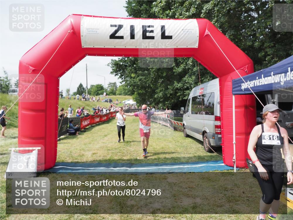 21.06.2025 - 27. Vierlanden-Triathlon MichiJ http://msf.ph/oto/8024796 15.06.2026 11:52:53 Ziel 459, 593, 616 meine-sportfotos.de