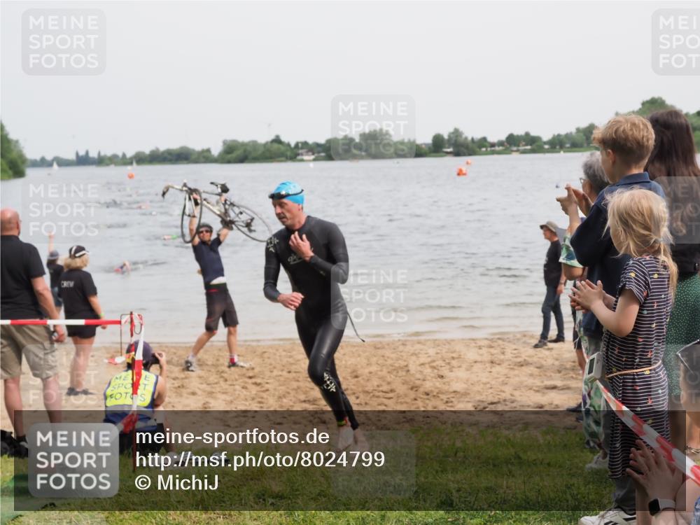 21.06.2025 - 27. Vierlanden-Triathlon MichiJ http://msf.ph/oto/8024799 15.06.2026 10:55:44 Schwimmen 712, 736 meine-sportfotos.de