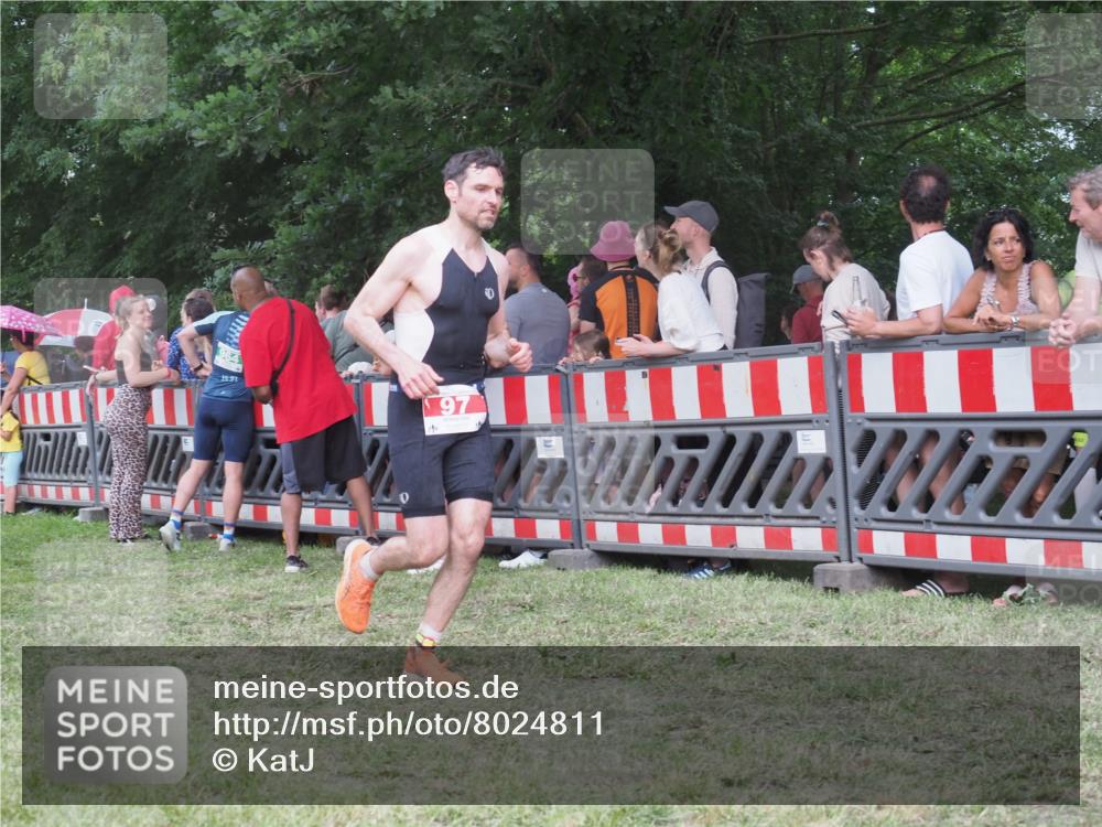 21.06.2025 - 27. Vierlanden-Triathlon KatJ http://msf.ph/oto/8024811 15.06.2025 13:27:22 Ziel 97, 114, 762, 951 meine-sportfotos.de