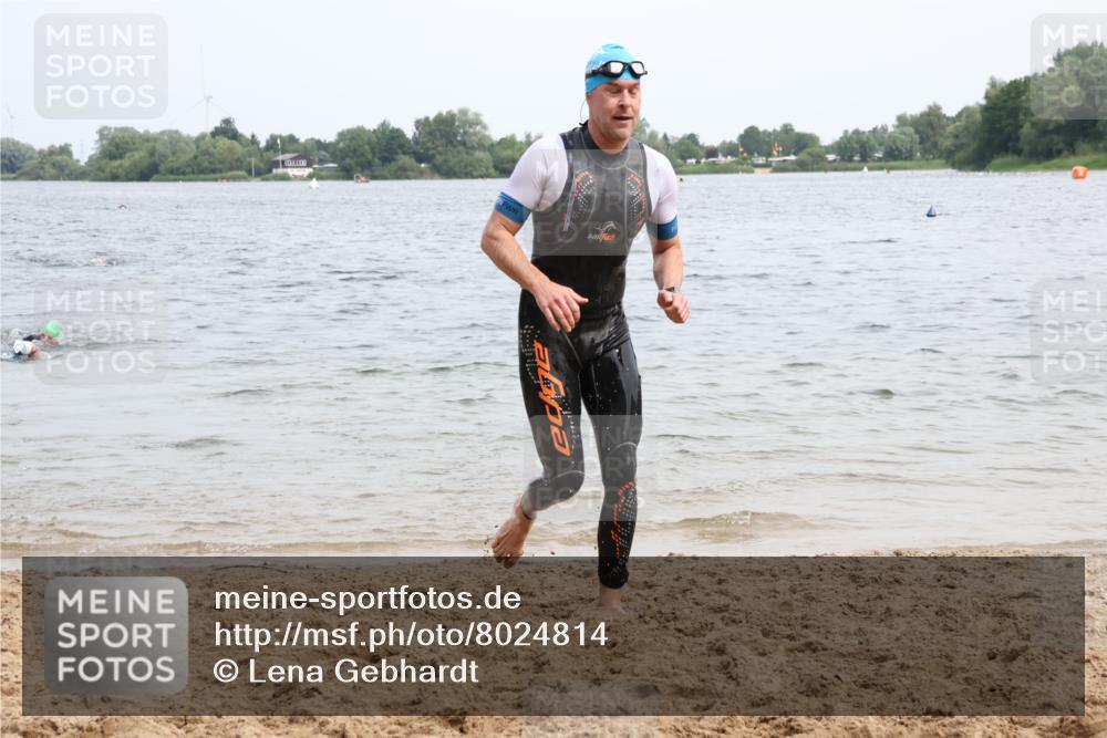 15.06.2025 - 27. Vierlanden-Triathlon Lena Gebhardt http://msf.ph/oto/8024814 15.06.2025 10:56:18 Schwimmen 702, 716, 730 meine-sportfotos.de